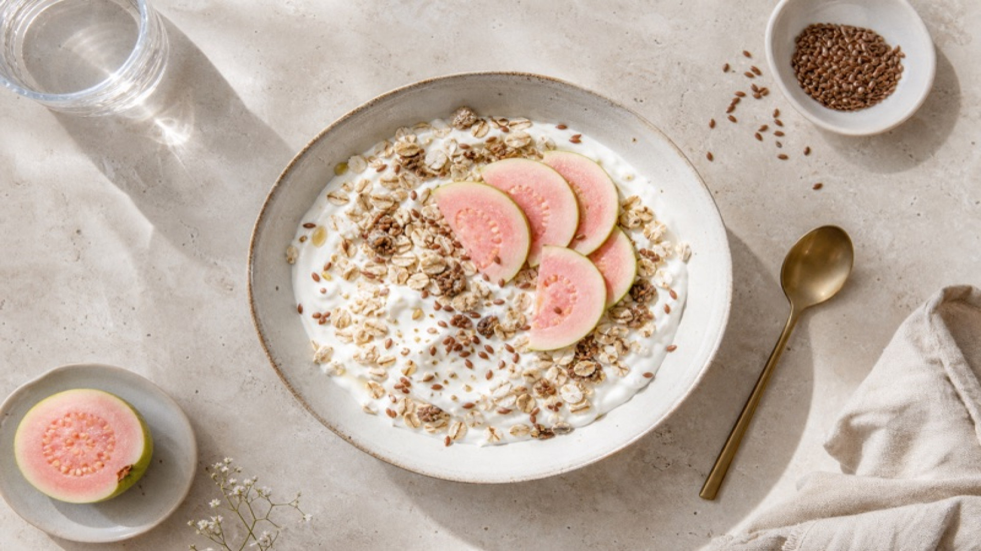 Cremiger Quark-Müsli-Bowl mit Guave und Leinsamen