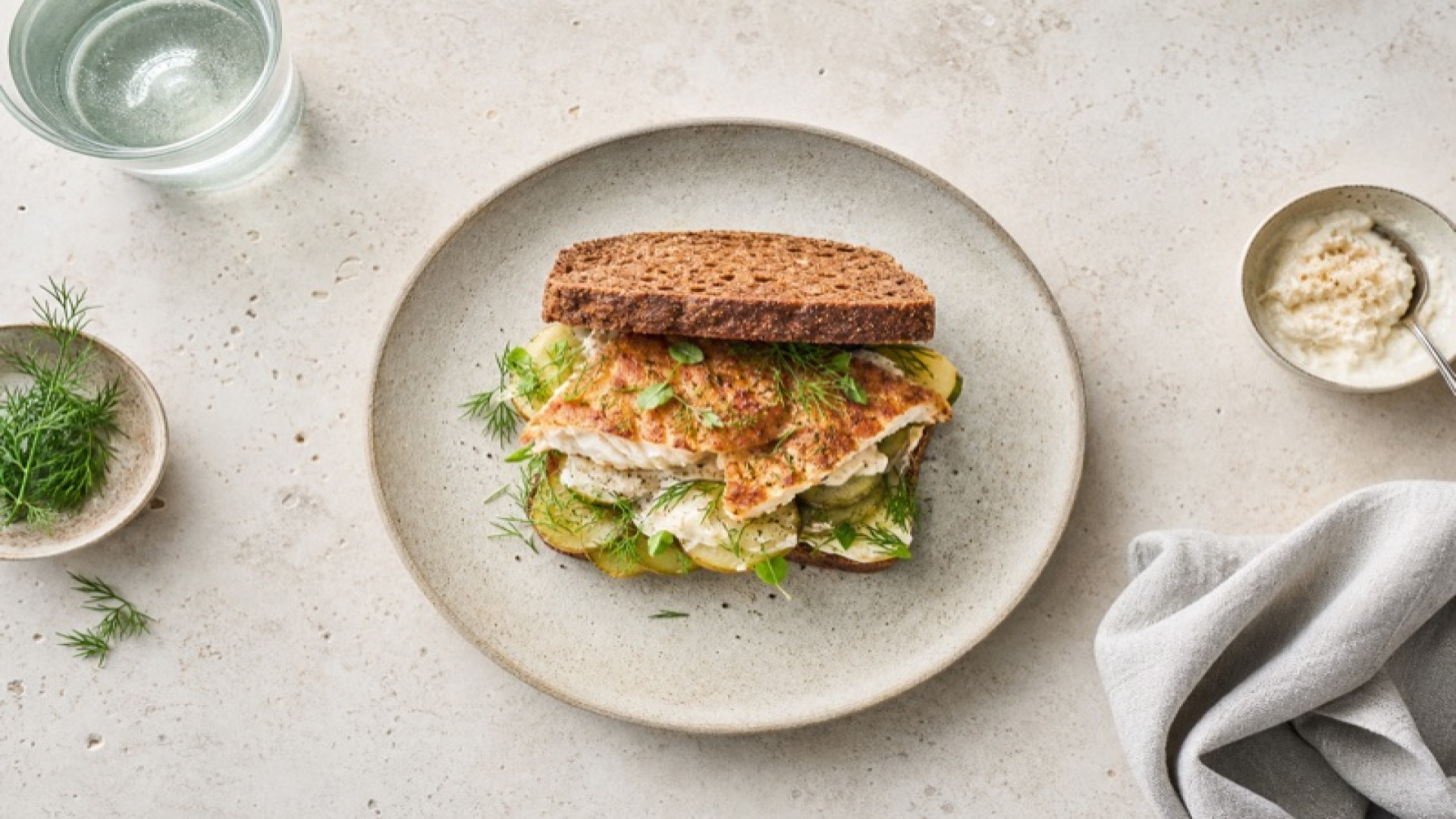 Cremiger Rotbarsch-Kartoffel-Sandwich mit Meerrettich und Dinkelbrot