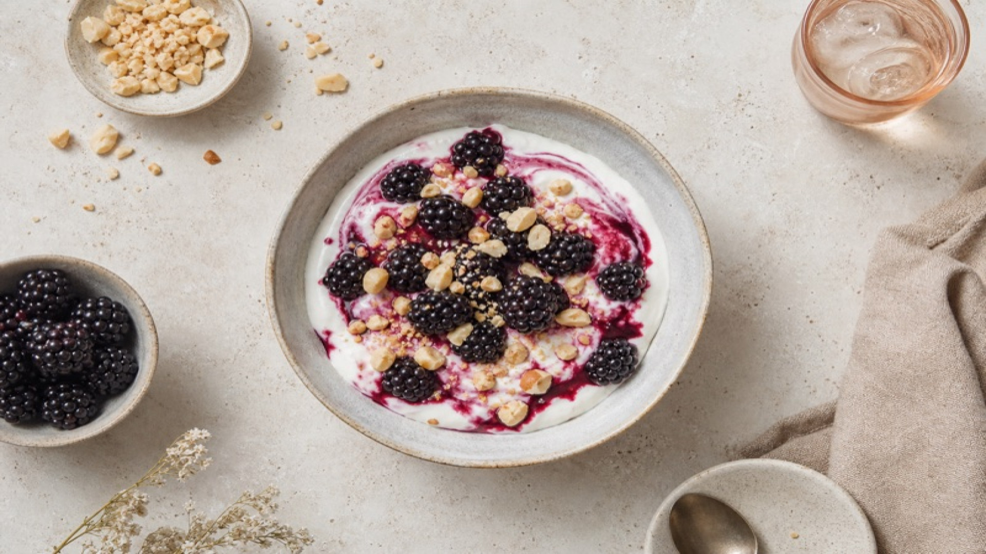 Cremiger Skyr-Bowl mit Brombeeren und Macadamia