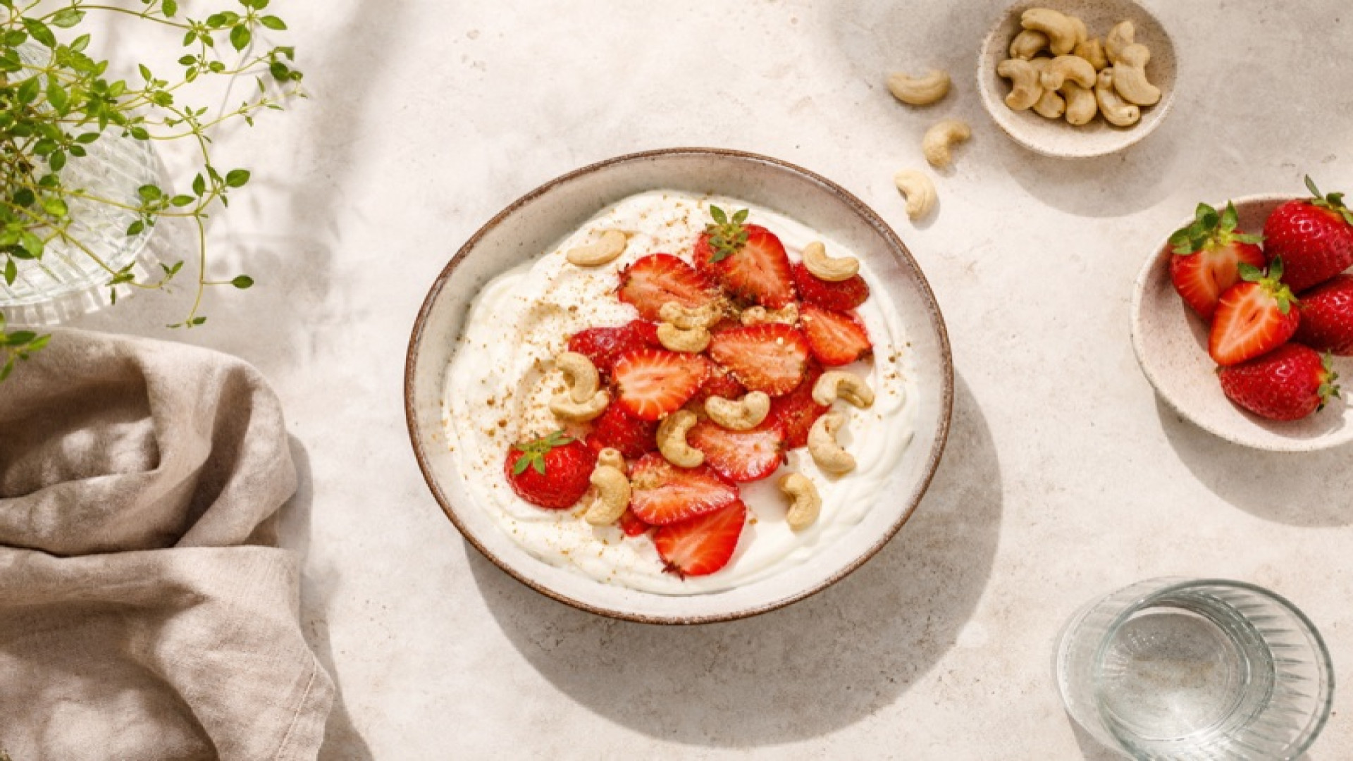 Cremiger Skyr-Bowl mit Erdbeeren und Cashews