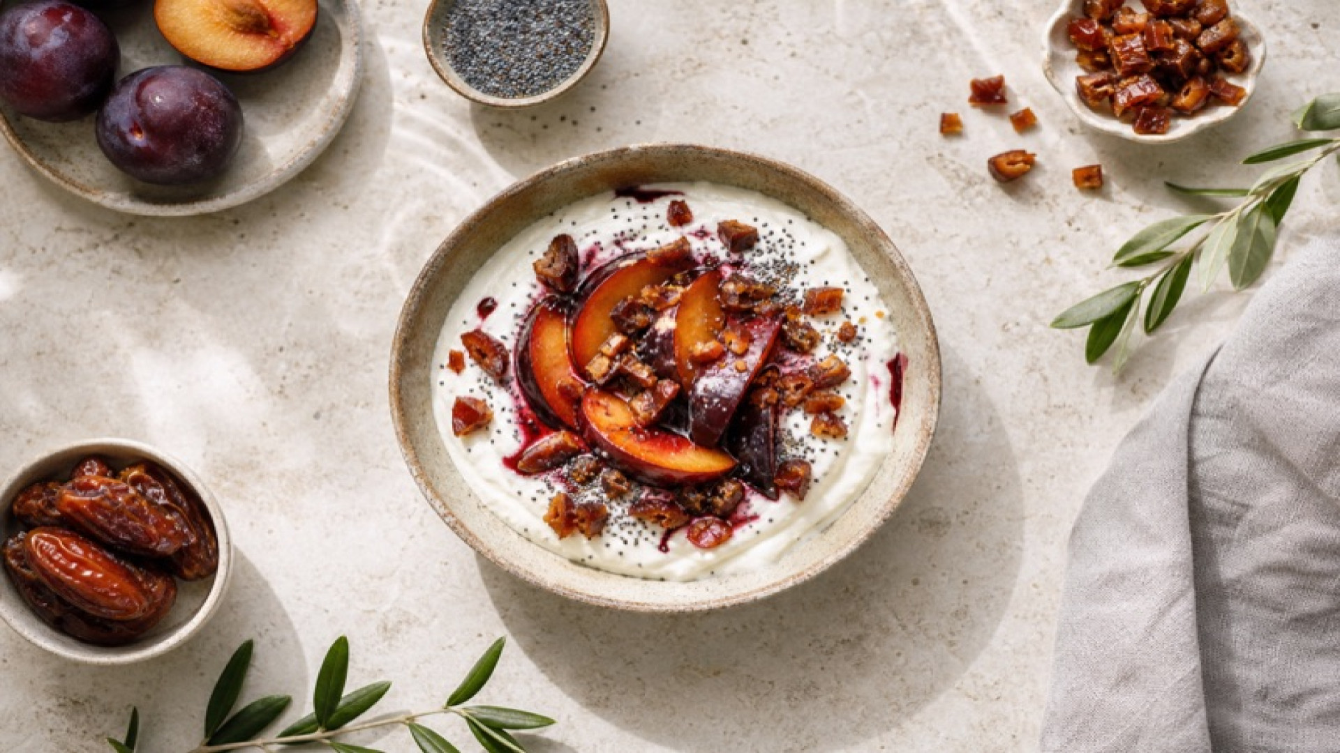 Cremiger Skyr mit Pflaume, Mohn und gehackten Datteln
