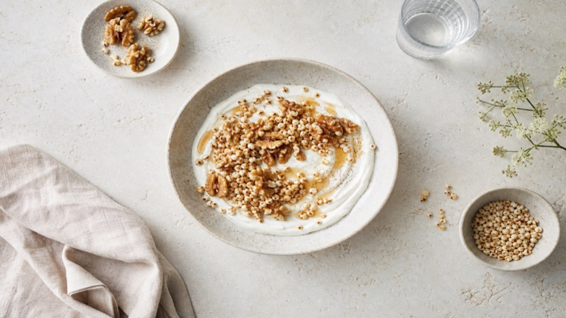 Cremige Skyr-Bowl mit gepufftem Buchweizen und Walnüssen