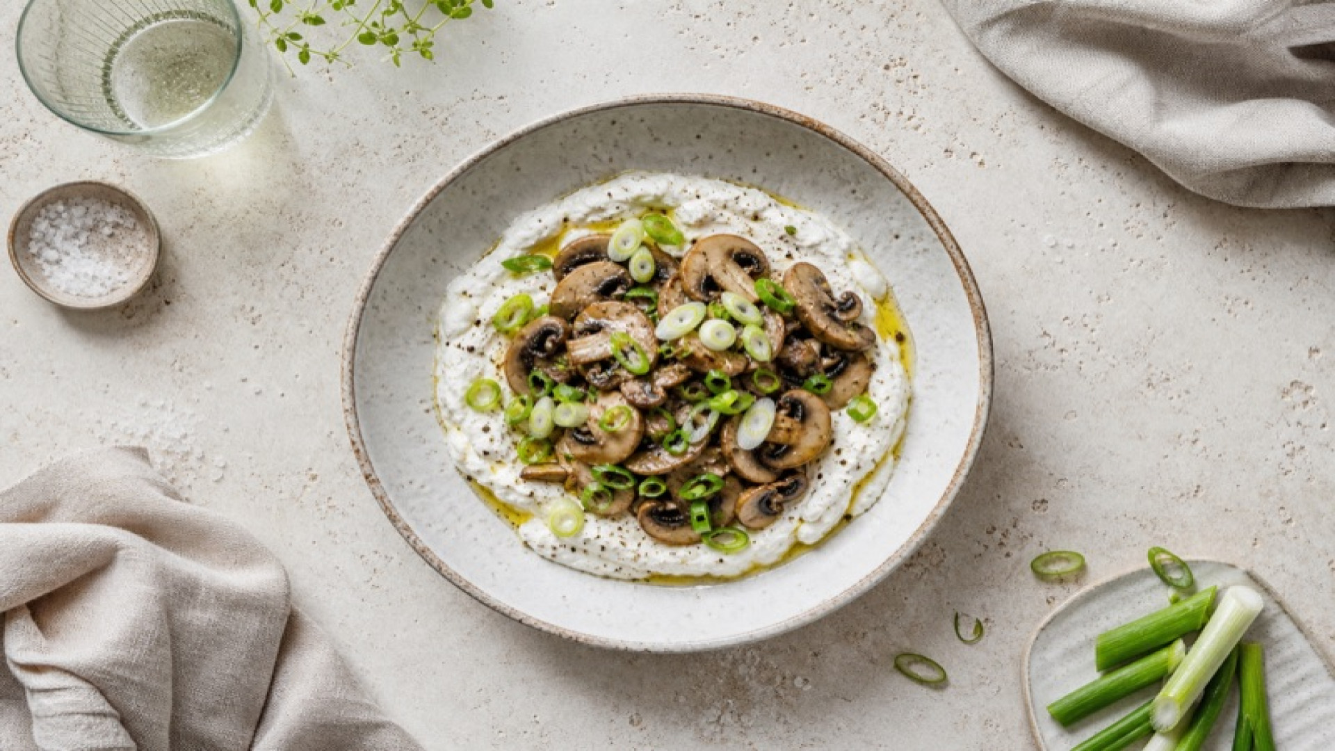 Cremiges Magerquark-Bowl mit Champignons und Frühlingszwiebeln