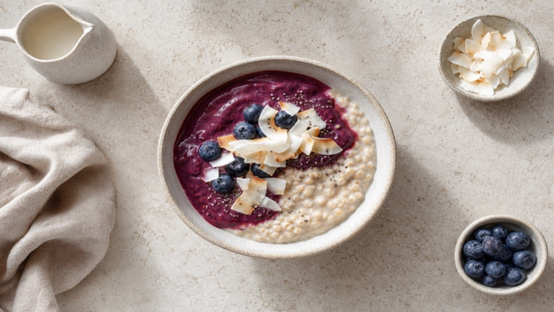 Cremige Sojadrink-Reismilch-Porridge mit Kokoschips und Acai