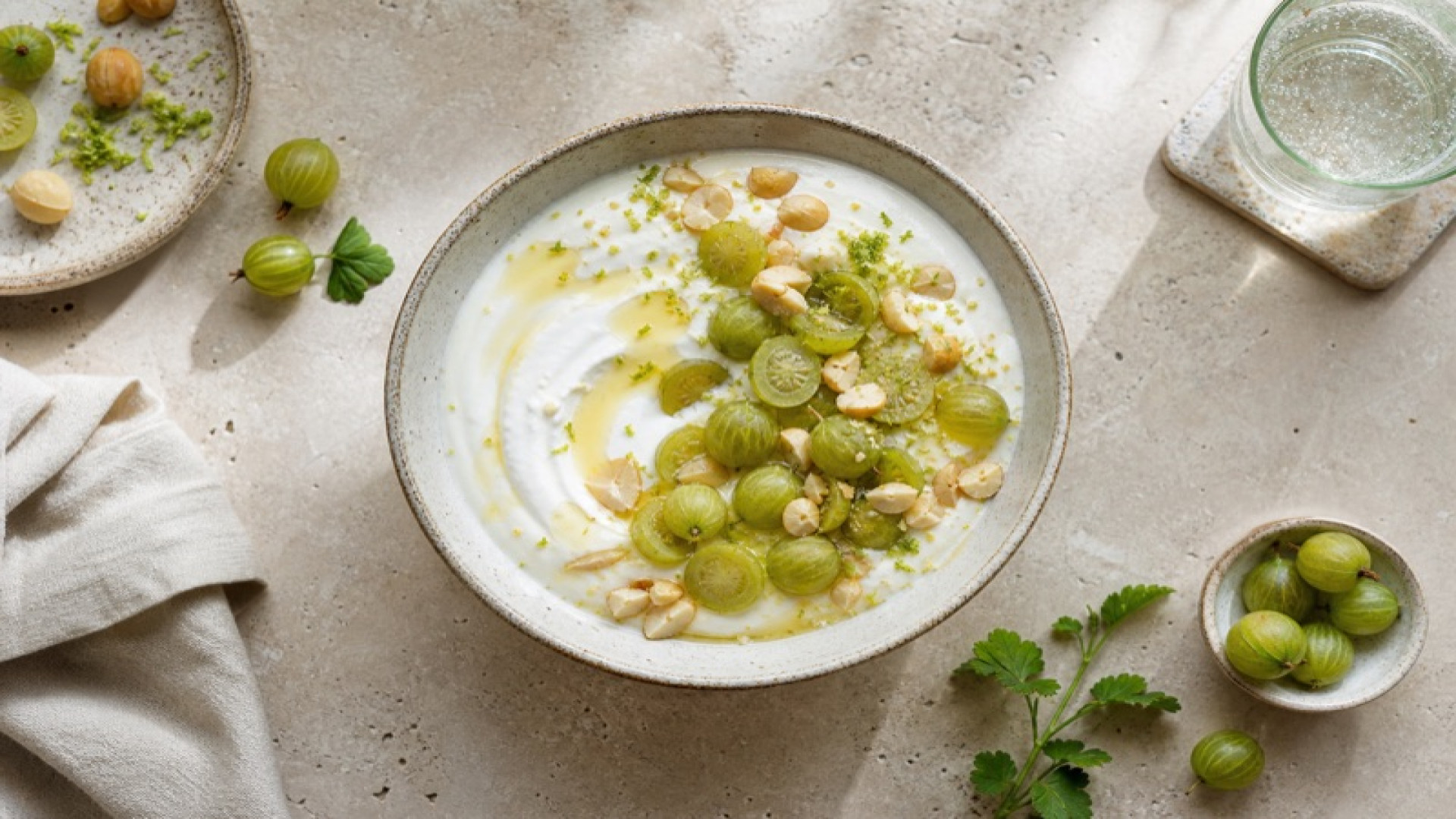 Cremige Sojaquark-Bowl mit Stachelbeeren und Macadamia
