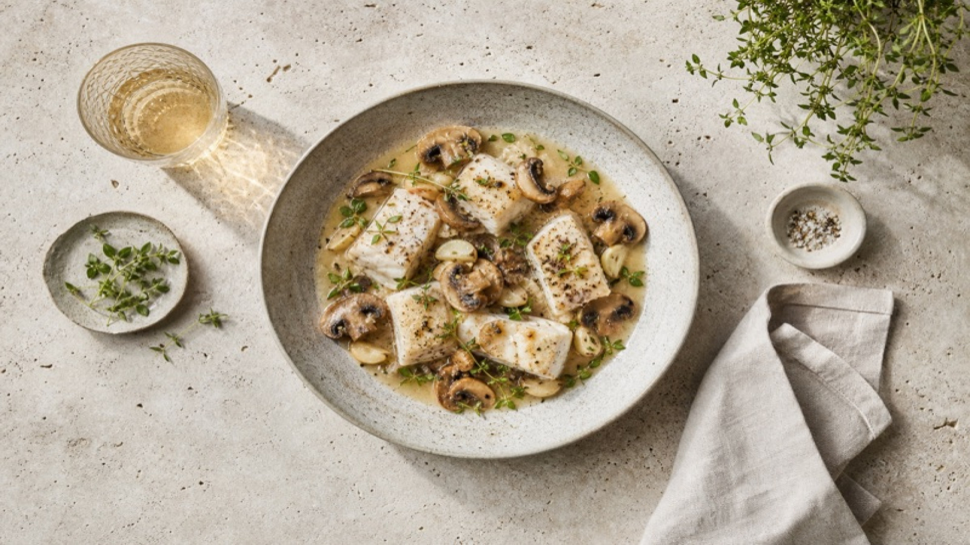 Dampfiger Wels-Bowl mit Champignons und Knoblauch