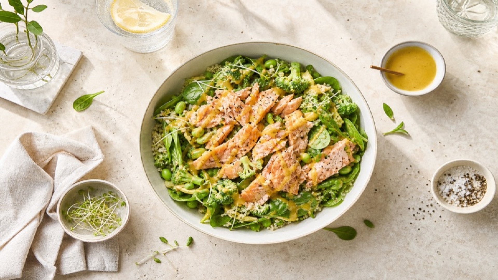 Dean & David - Salmon Spring Small mit Sweet Honey Mustard Dressing