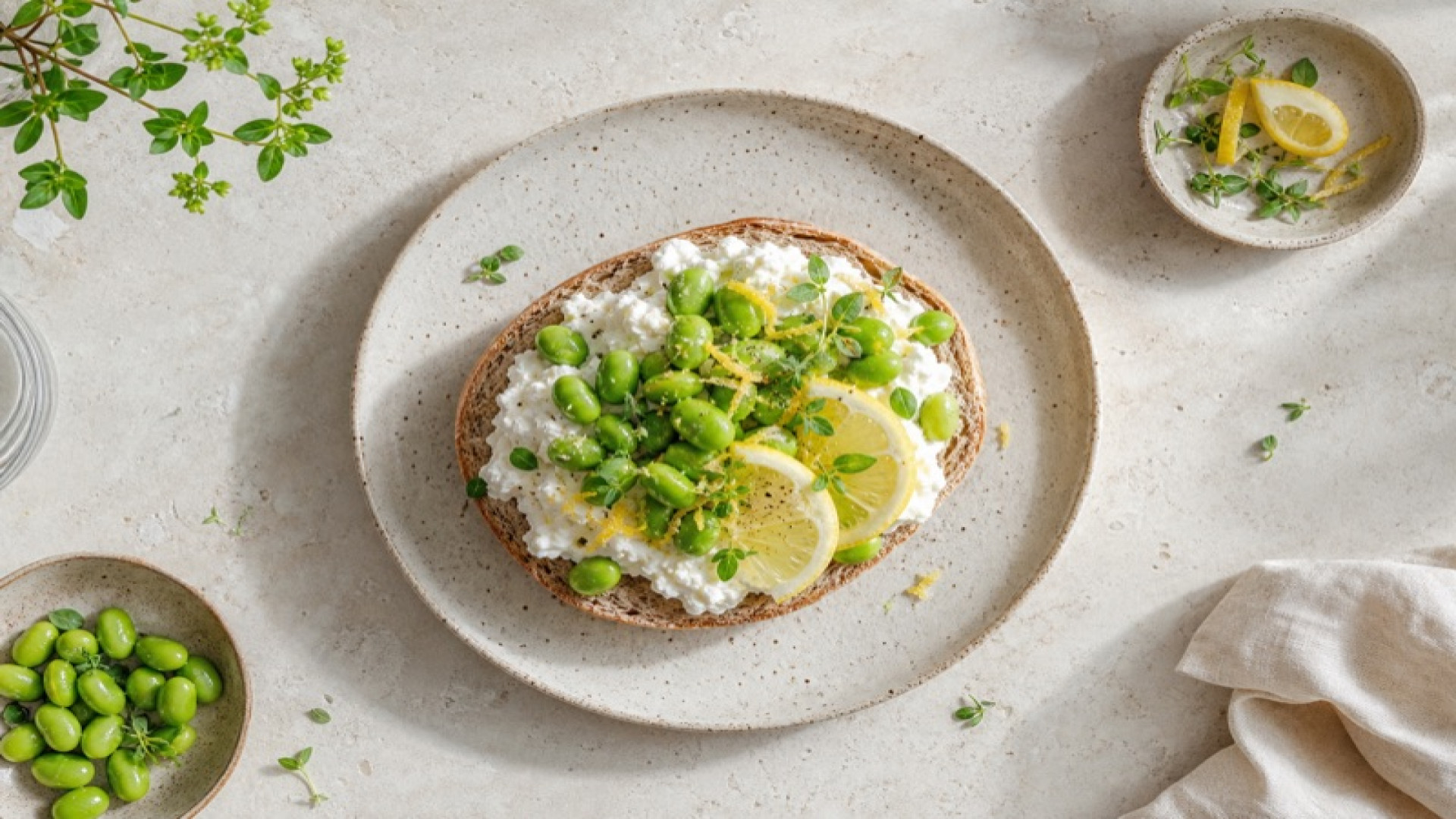 Dinkelbrötchen mit Magerquark, Edamame und Zitrone