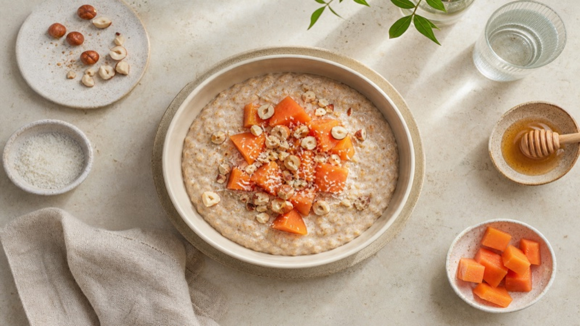Dinkelgrieß-Porridge mit Haselnuss und Papaya