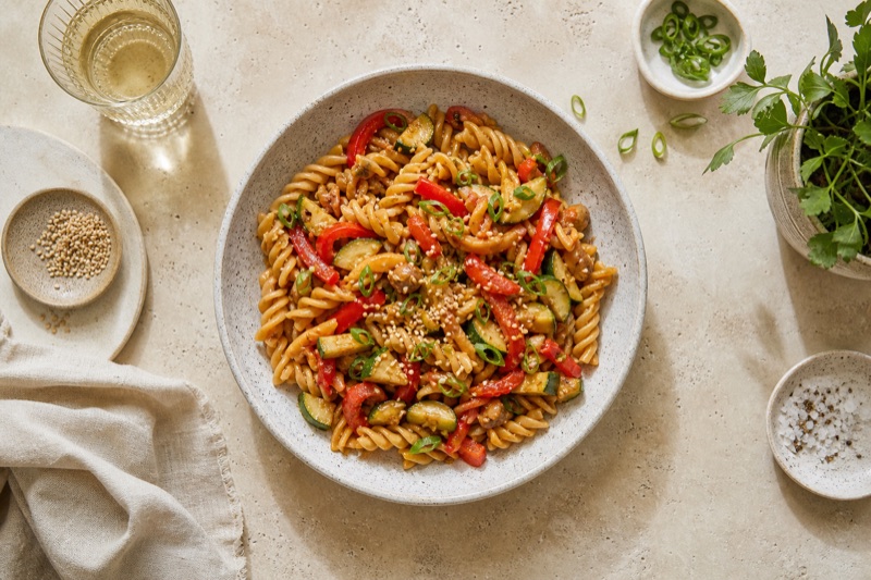 Dinkel-Pasta-Pfanne mit Zucchini, Paprika und Miso-Knoblauch