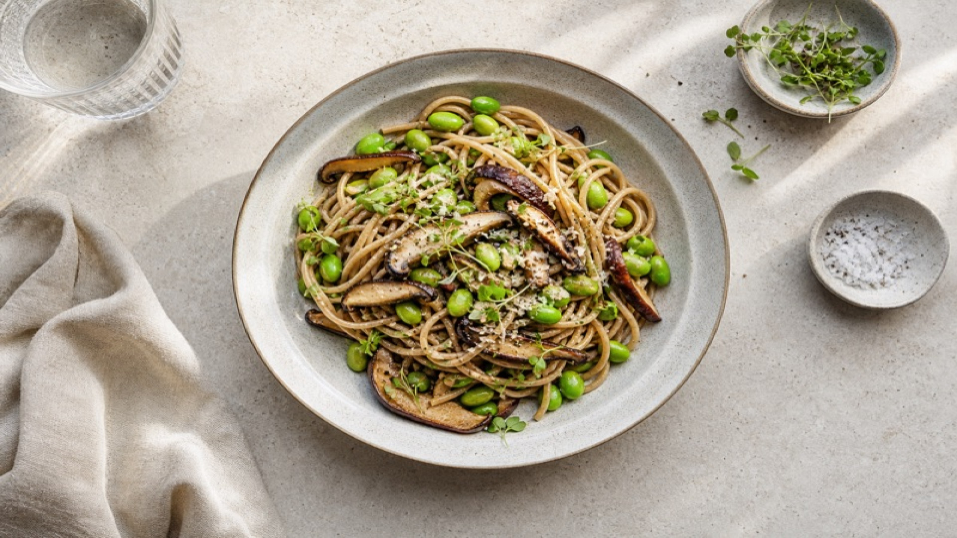 Dinkel-Spaghetti mit Edamame und Shiitake