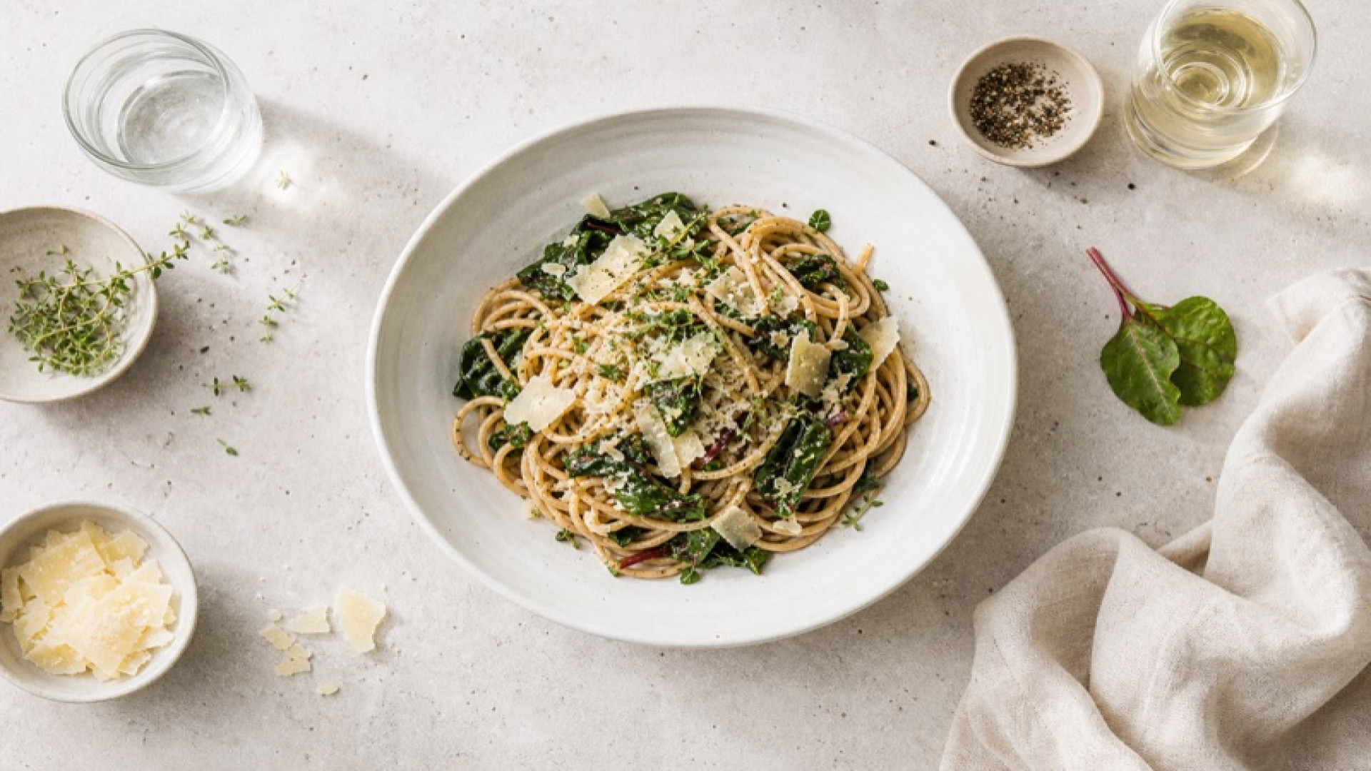 Dinkel-Spaghetti mit Mangold und Bergkäse