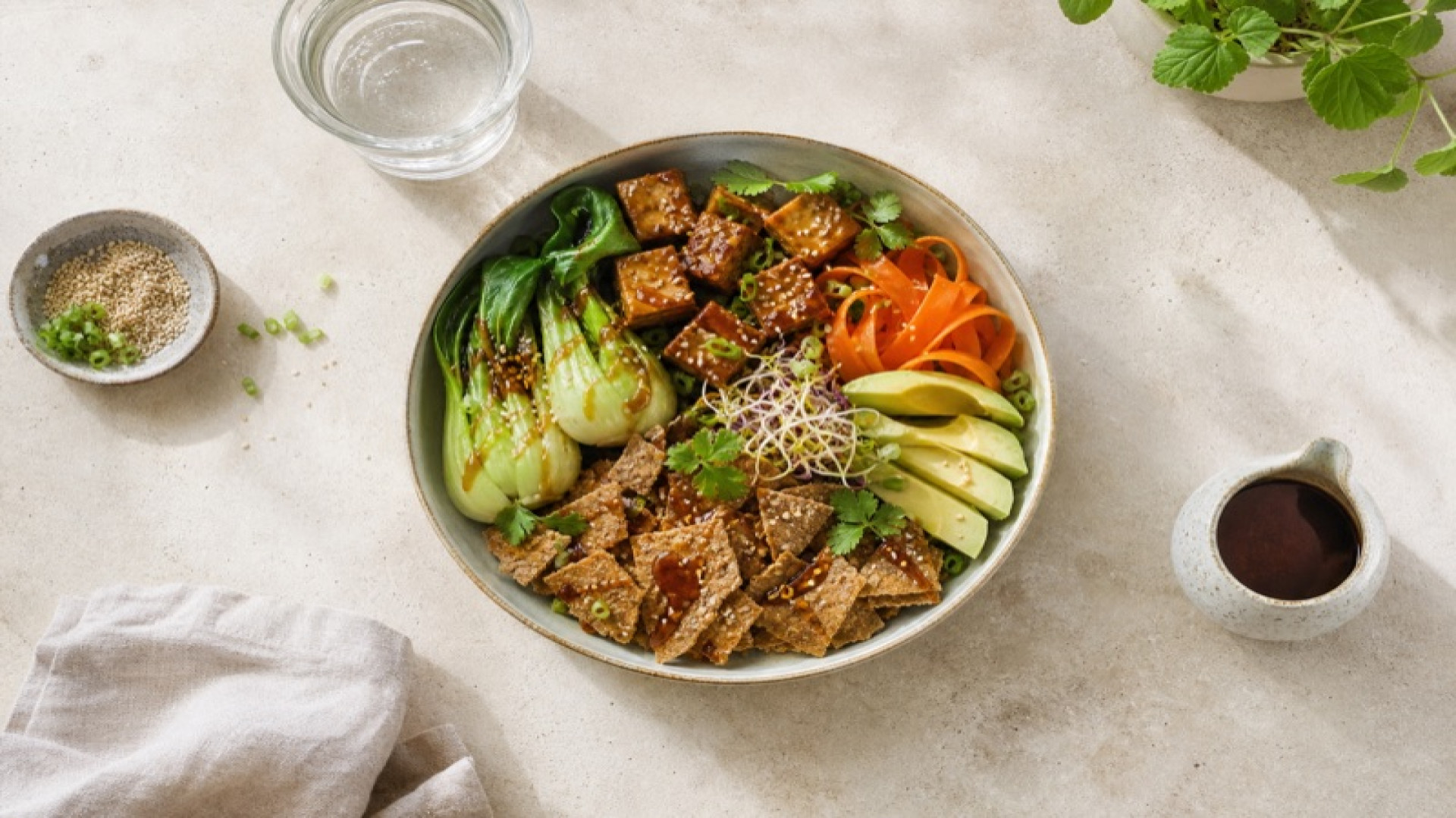 Dinkelvollkorn-Knäckebrot-Bowl mit Pak-Choi und Teriyaki