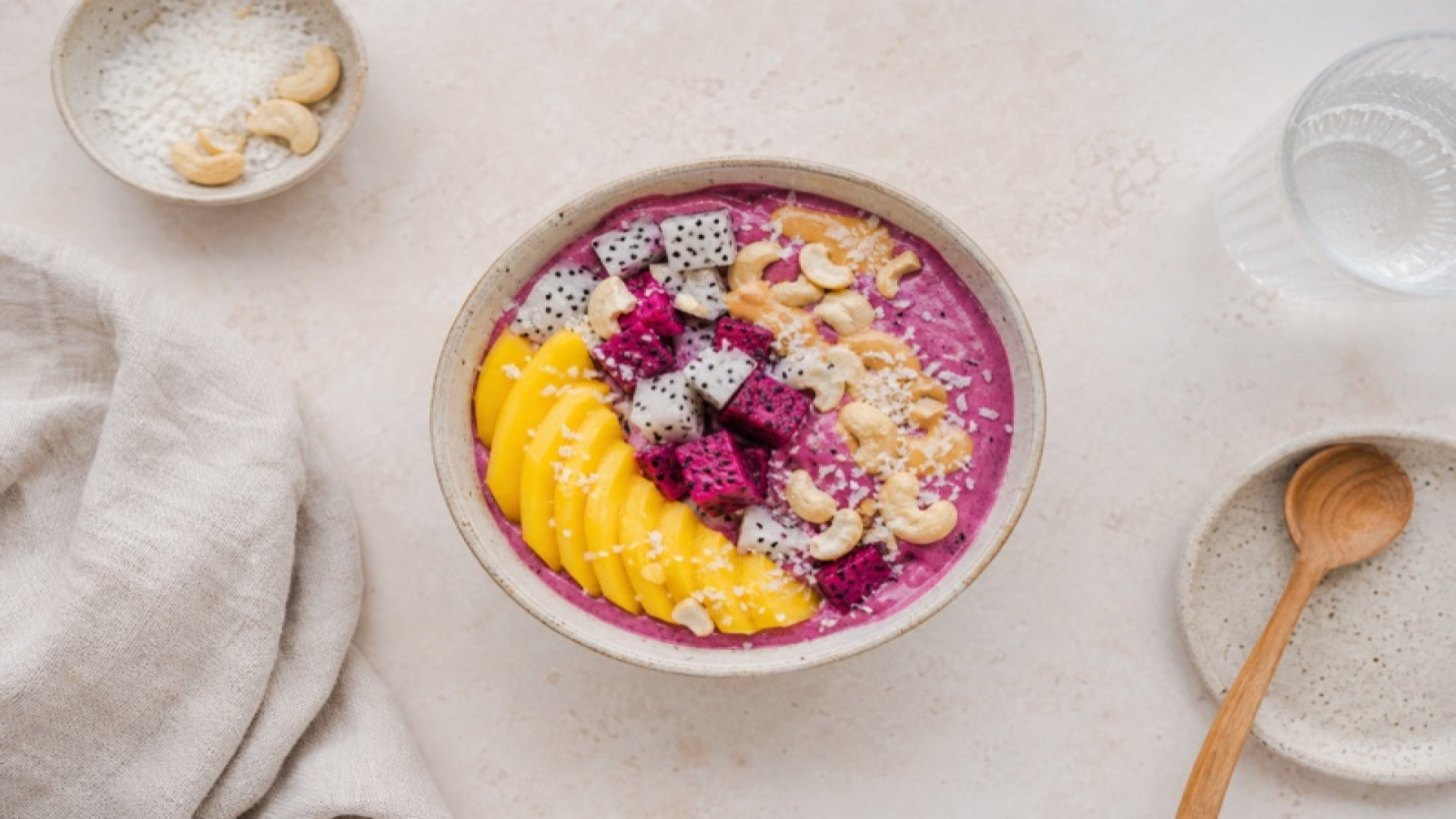 Drachenfrucht-Bowl mit Mango und Cashewbutter