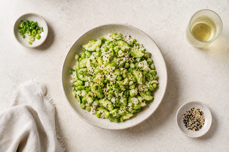 Edamame-Reissalat mit Gurke und Sesam-Zitronen-Dressing