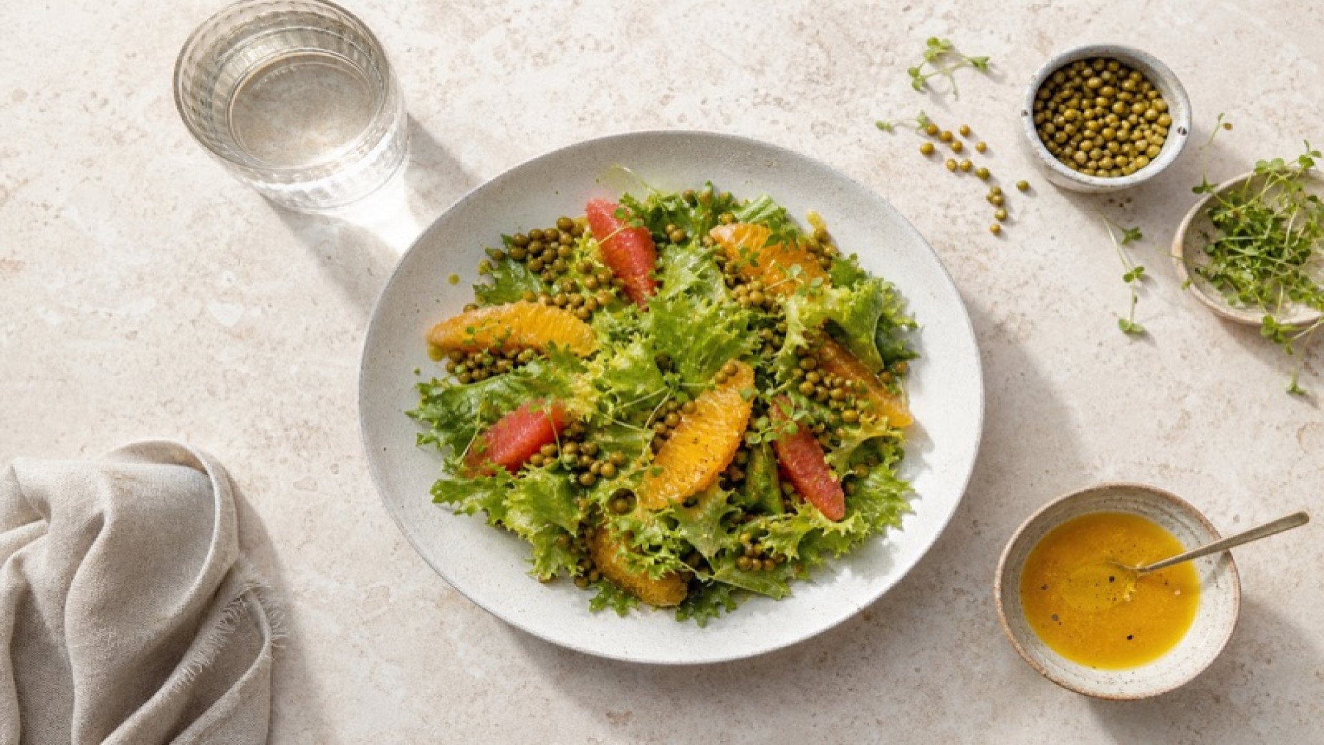 Eichblattsalat mit Mungbohnen und Zitrus-Ingwer-Dressing