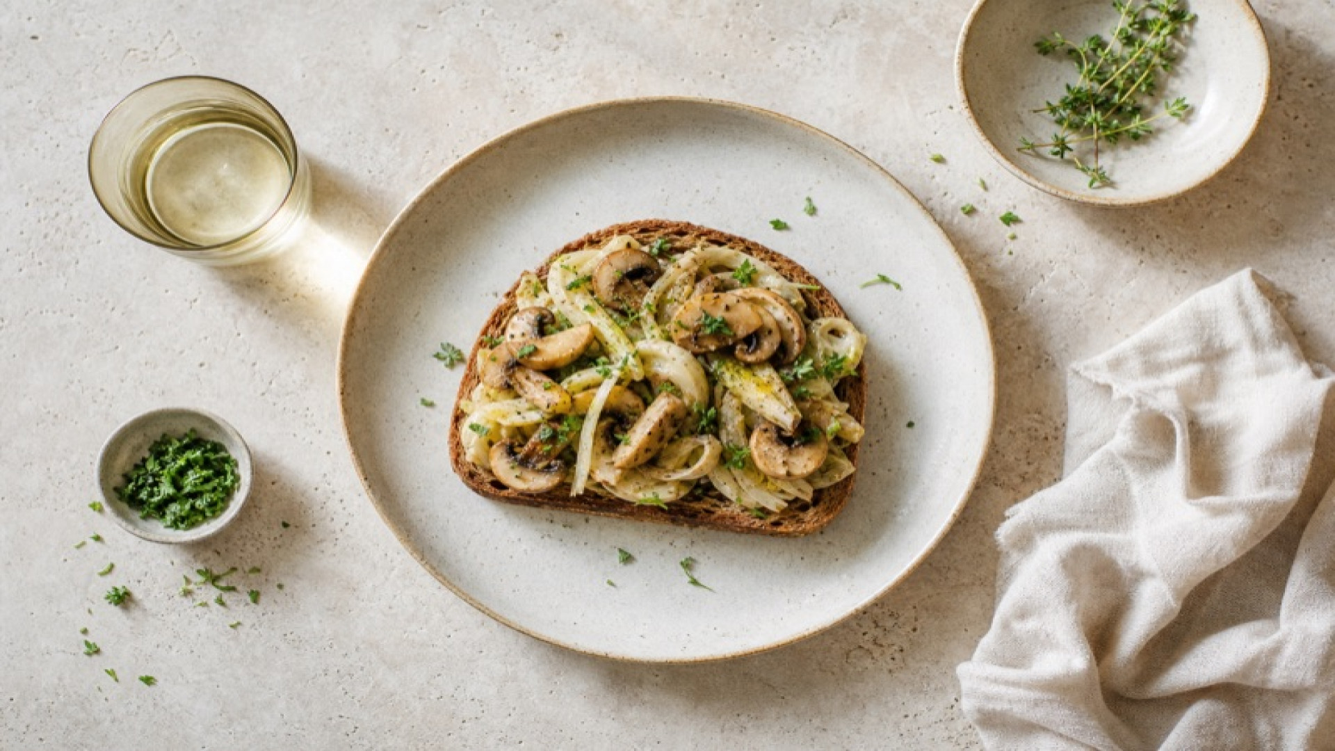Fenchel-Champignon-Pfanne auf Vollkornbrot