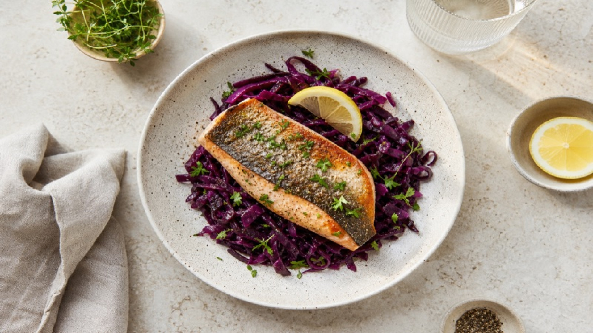 Fluffige Forellen-Pfanne mit Gedünstetem Rotkohl und Zitrone
