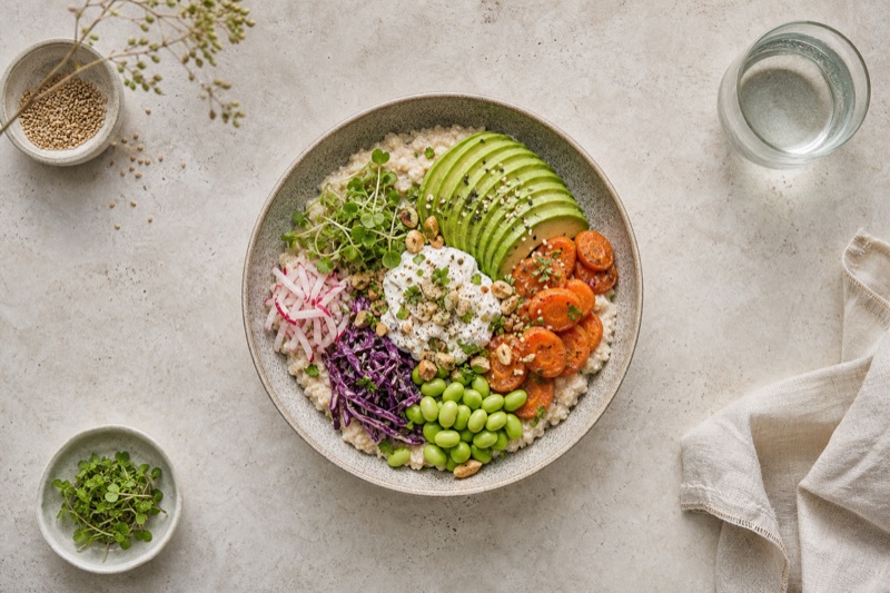 Fluffige Frühstücks-Bowl mit Edamame und Karotten-Gemüse