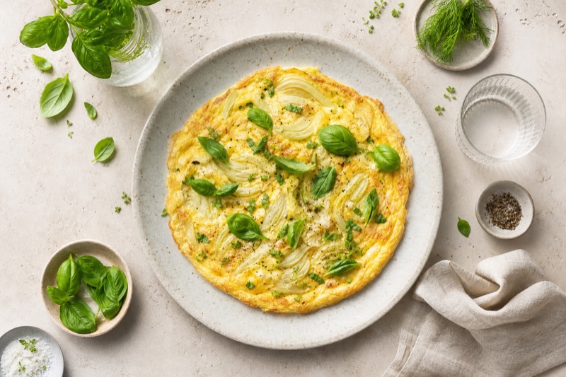 Fluffiges Fenchel-Schnittkäse-Omelett mit Basilikum
