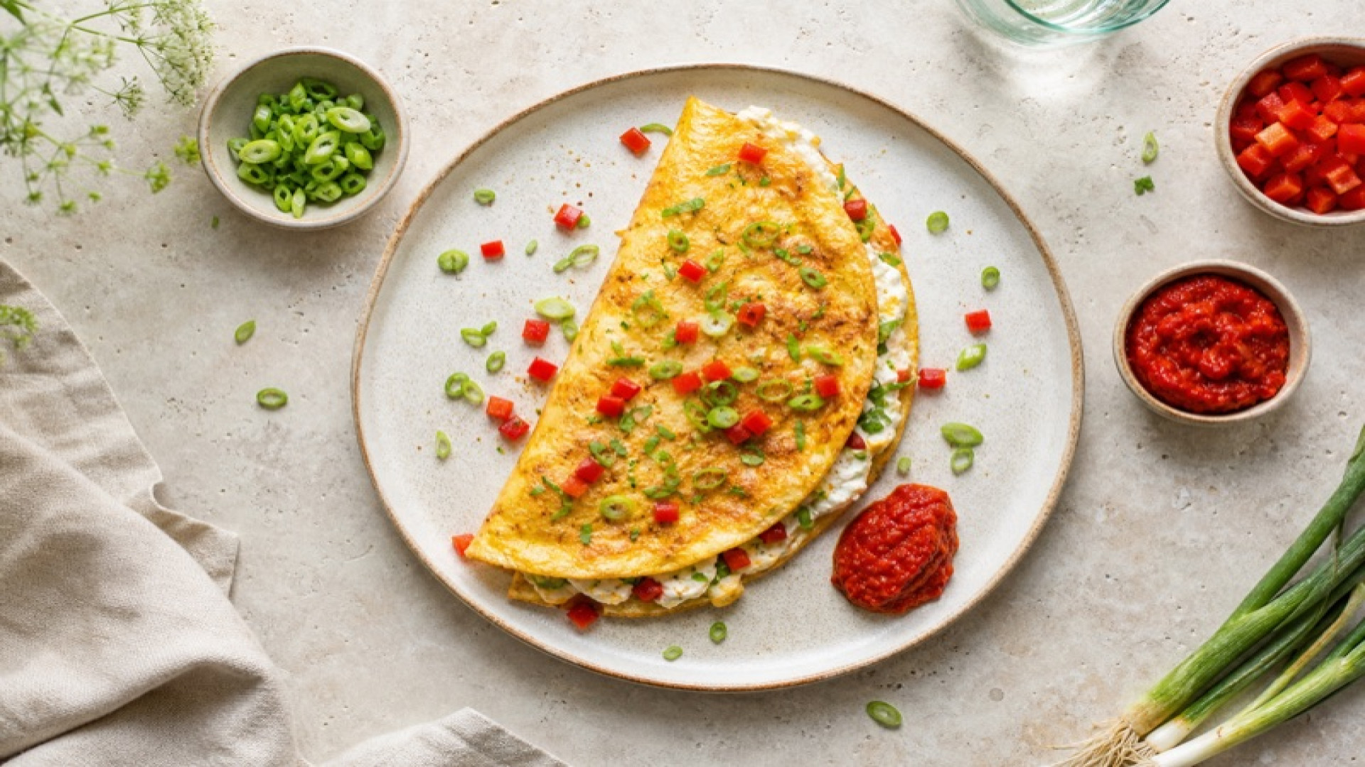 Fluffiges Hüttenkäse-Omelett mit Frühlingszwiebeln und Paprika-Ajvar