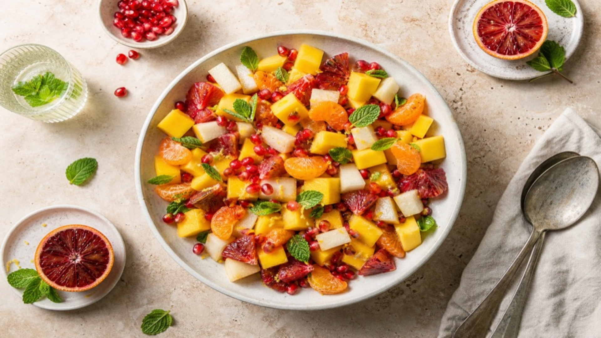 Frischer Obstsalat mit Mandarinen und Blutorangen