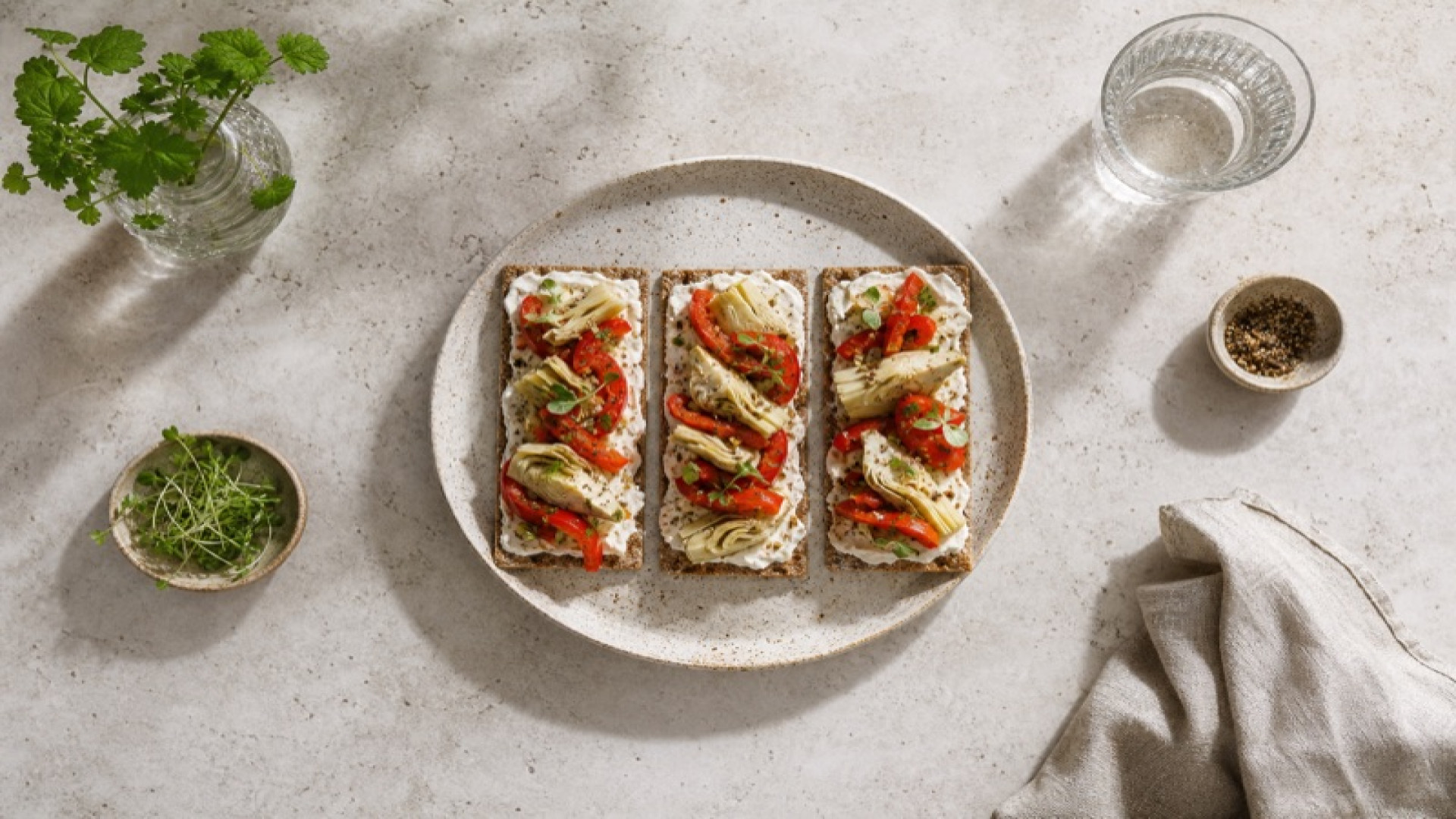 Frischkäse-Knäckebrot mit Artischocke und Paprika