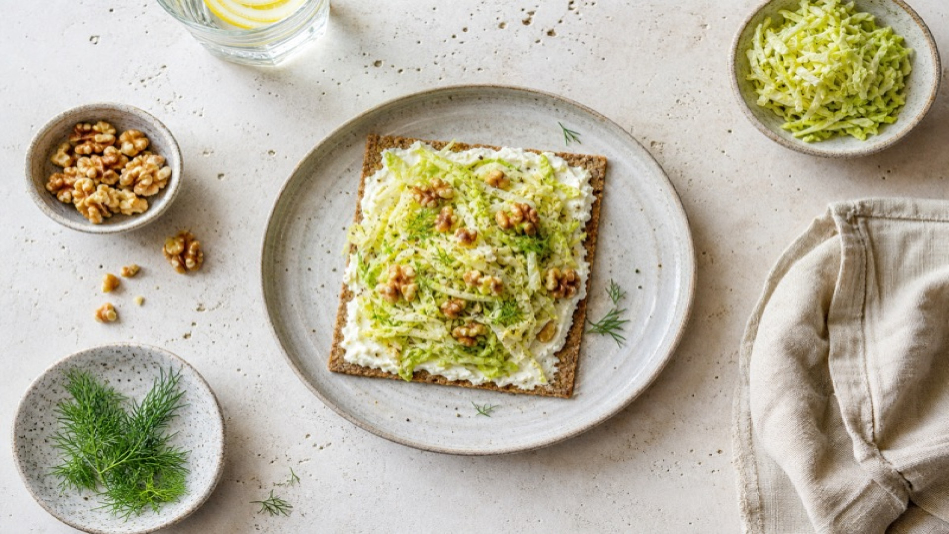 Frischkäse-Knäckebrot mit Spitzkohl und Walnüssen