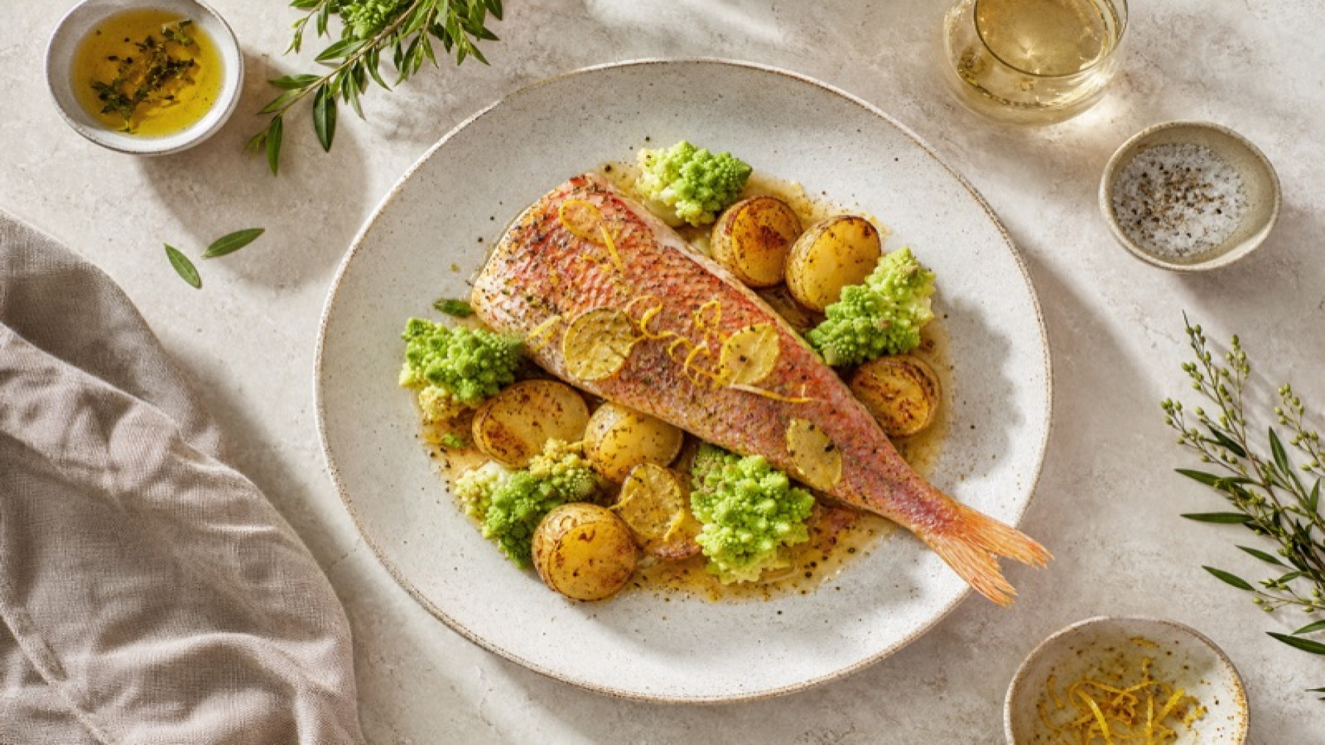 Gebackene Kartoffel-Rotbarbe mit Romanesco und Ingwer-Zitrus