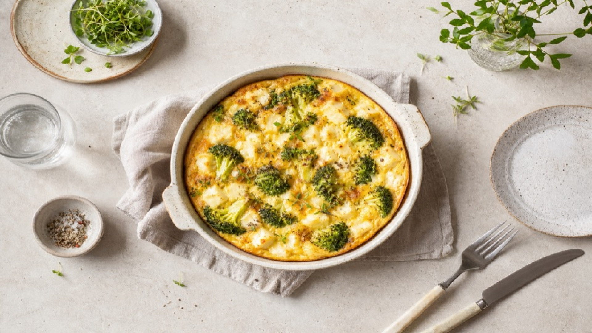 Gebackenes Omelett mit Brokkoli und Schnittkäse