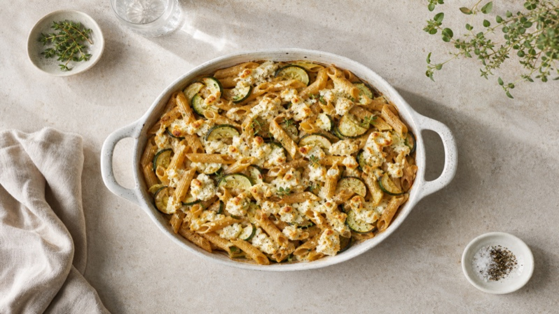 Gebackene Vollkornnudeln mit Zucchini und Schafskäse