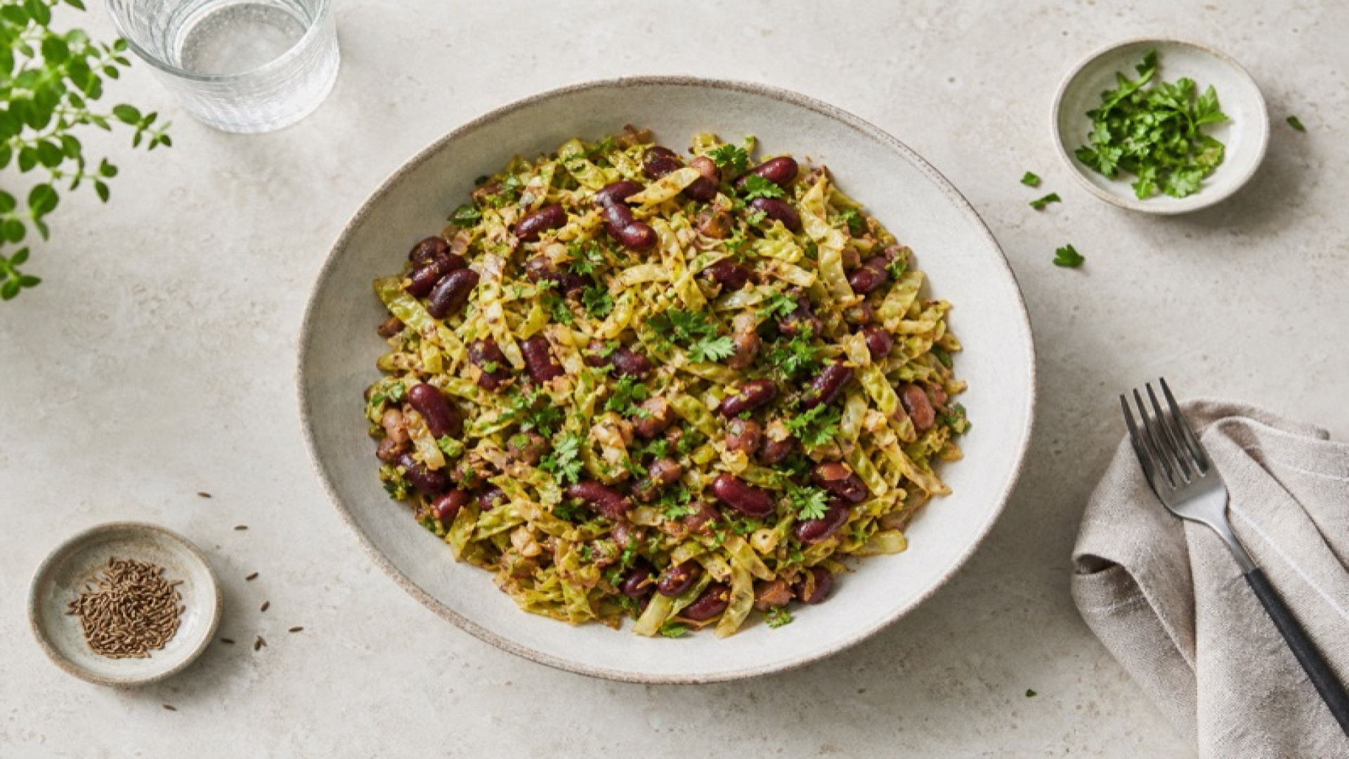 Gebratene Kidneybohnen-Pfanne mit Spitzkohl und Kreuzkümmel