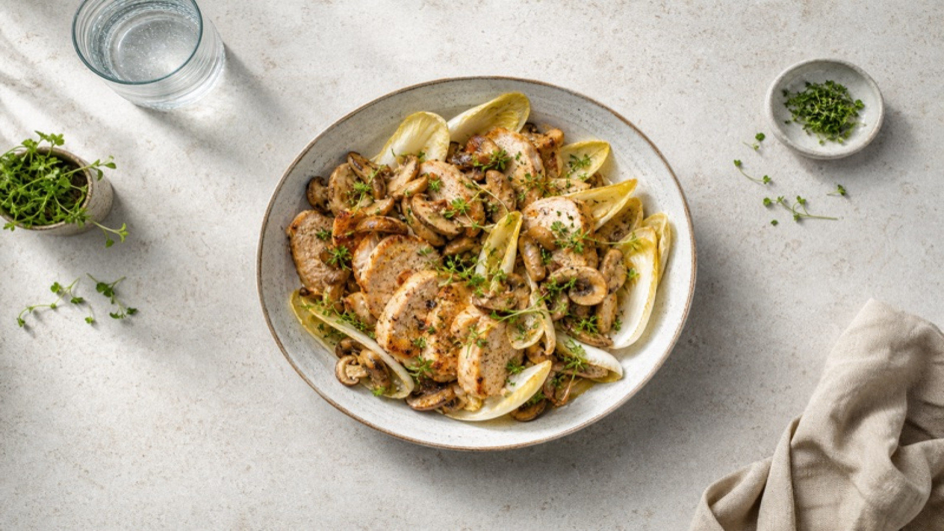 Gebratene Putenbrust-Bowl mit Chicoree und Mischpilzen