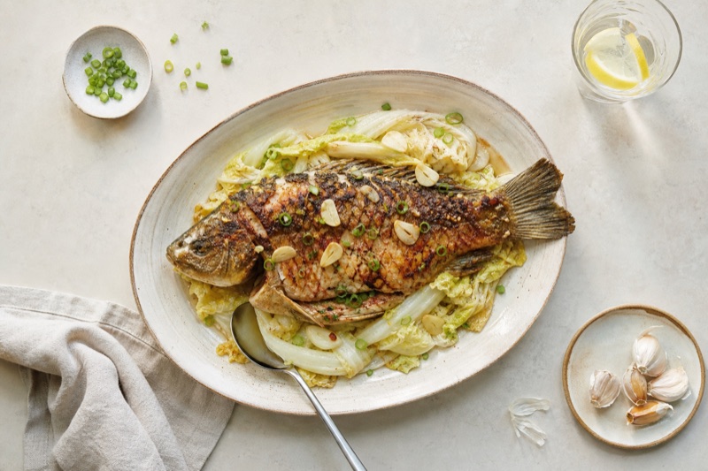 Gebratener Karpfen mit gedünstetem Chinakohl und Knoblauch