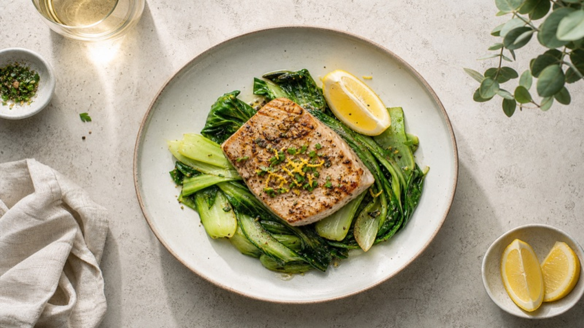 Gebratener Schwertfisch auf Pak-Choi-Bett mit Zitrone