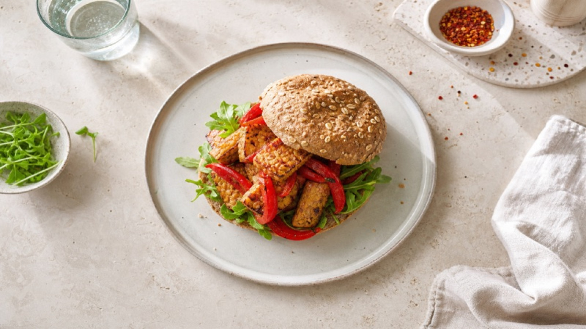 Gebratener Tempeh mit Rotem Paprika auf Dinkelvollkornbrötchen