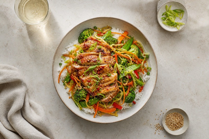 Gebratenes Hähnchen-Bowl mit asiatischem Gemüse und Ingweröl