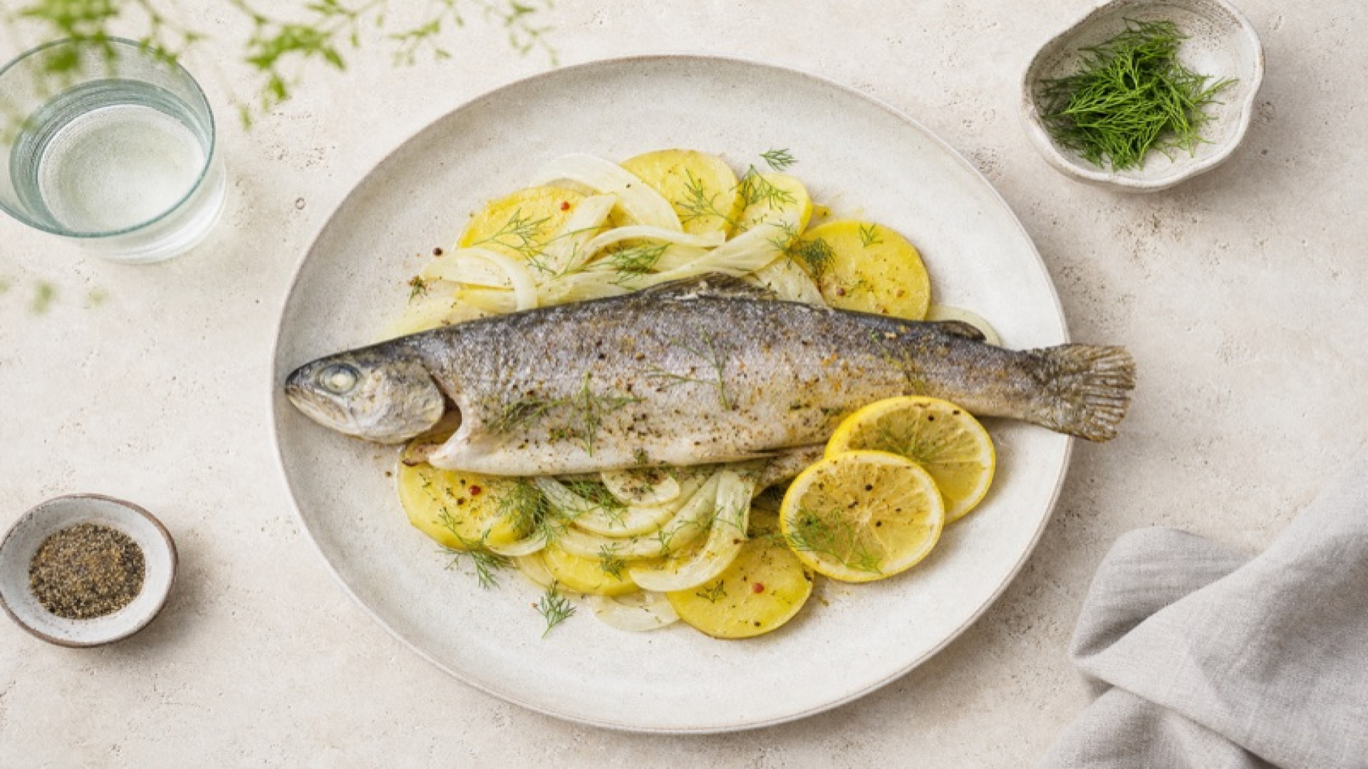 Gedämpfte Forelle auf Kartoffel-Fenchel-Bett mit Zitrone