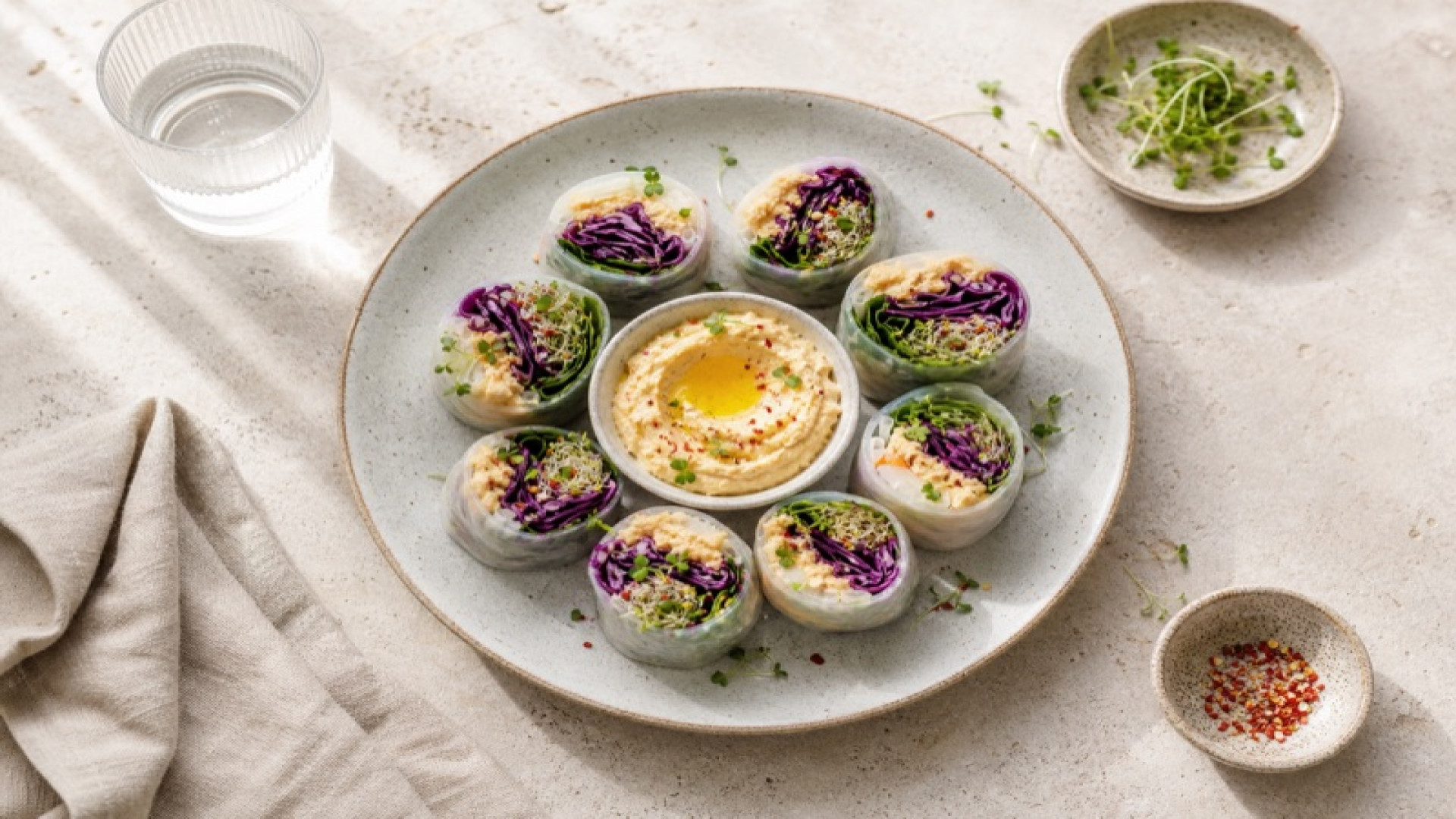 GedÀmpfte Reis-Wraps mit Rotkohl und Hummus