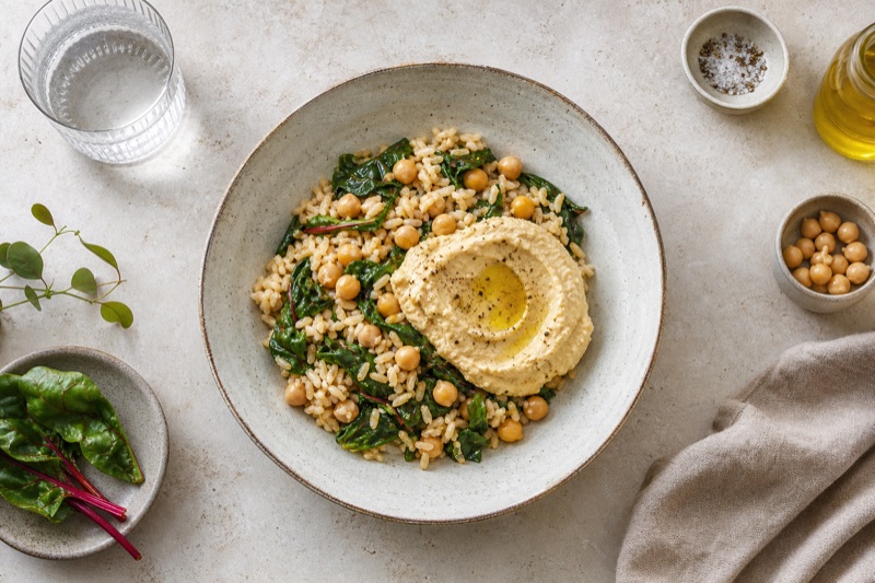 Gedämpfter Naturreis mit Mangold und Kichererbsen-Hummus