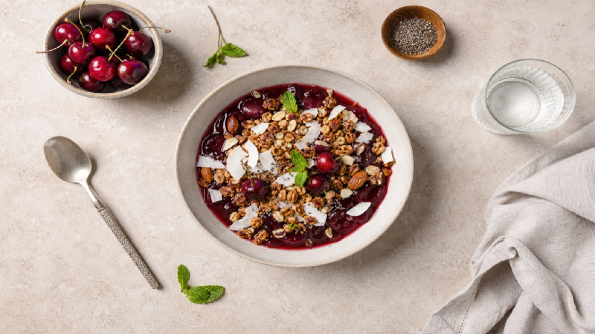 Gedünstete Kirsch-Bowl mit Granola und Kokos