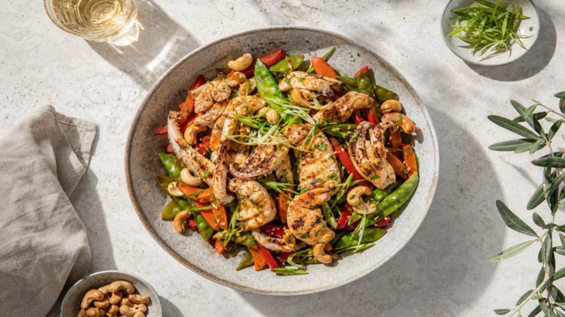 Gegrillter Tintenfisch mit asiatischem Gemüse und Cashews
