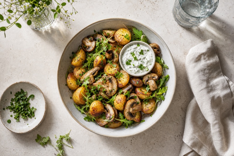 Geröstete Kartoffel-Bowl mit Champignons und Kräuter-Joghurt
