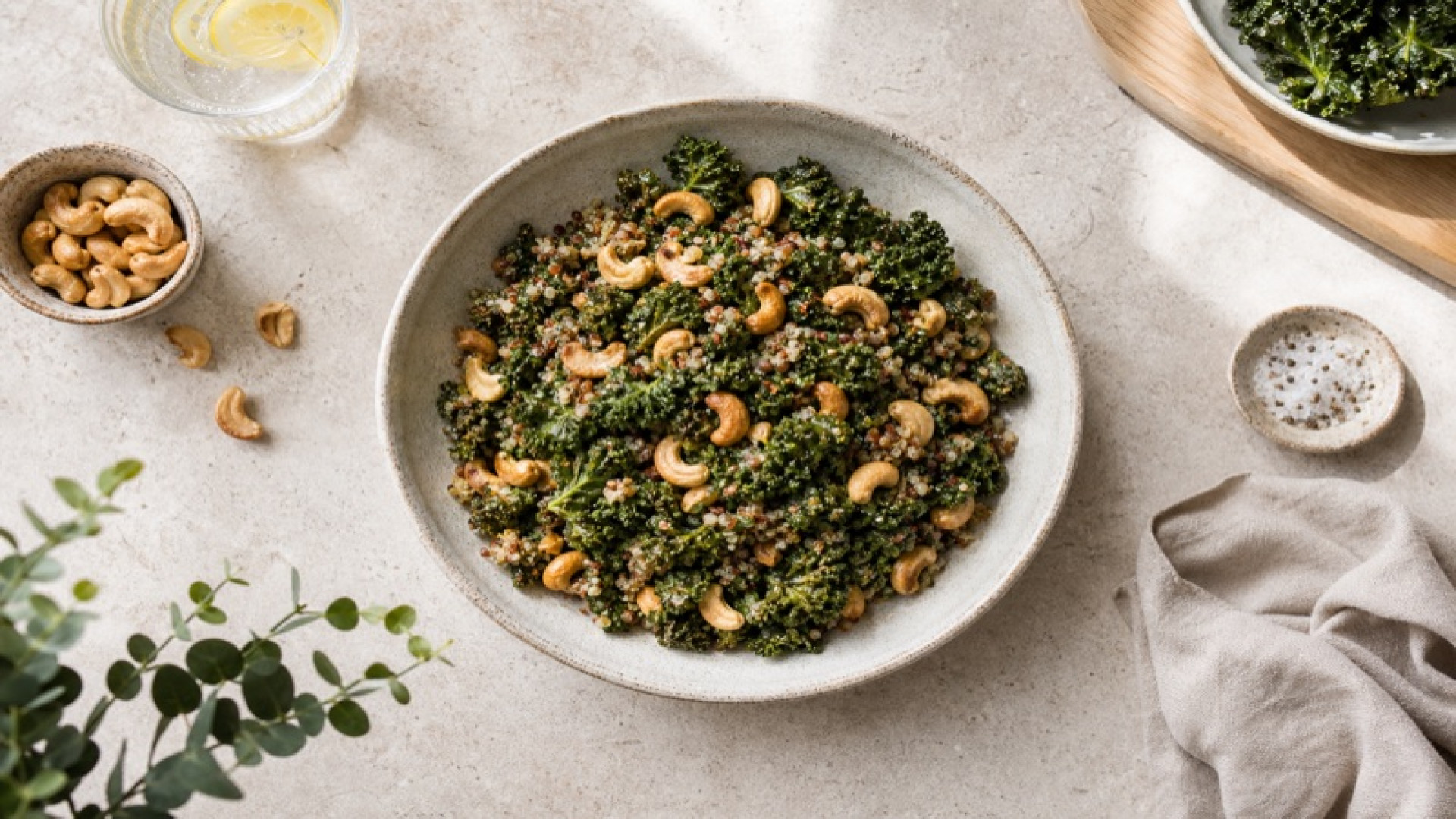Gerösteter Grünkohl mit Quinoa und Cashews