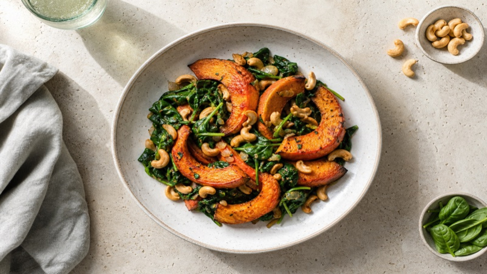 Gerösteter Hokkaido mit Spinat und Cashews