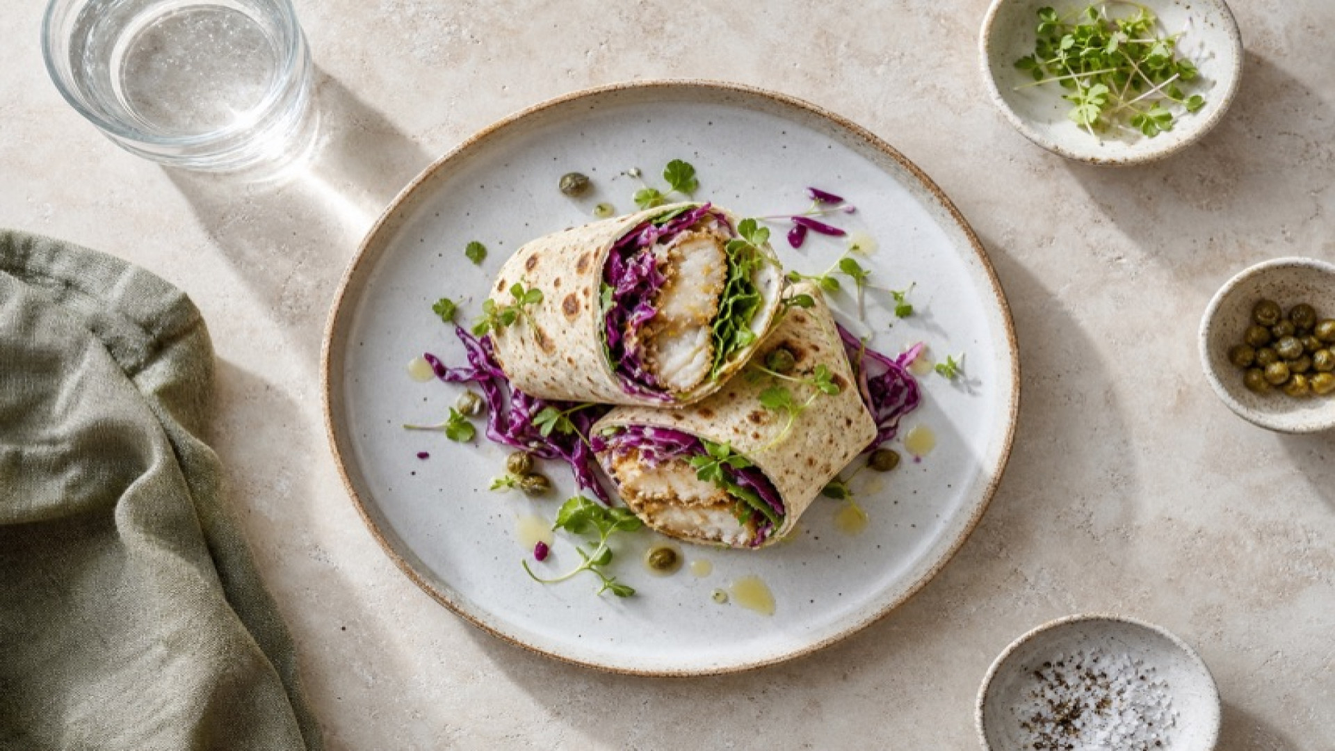 Gerösteter Steinbutt-Wrap mit Rotkohl und Kapern