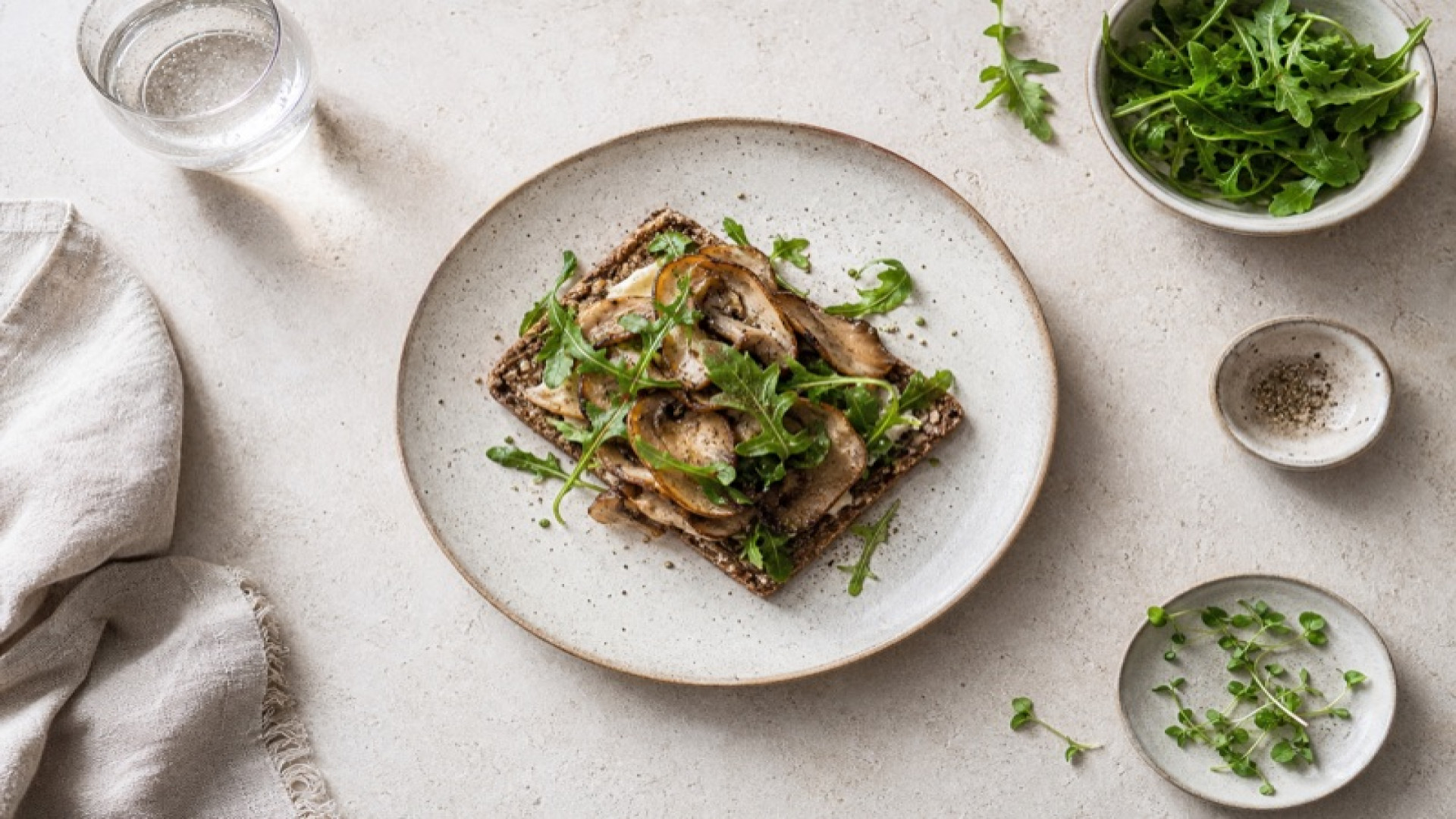 Geröstetes Knäckebrot mit Austernpilzen und Rucola