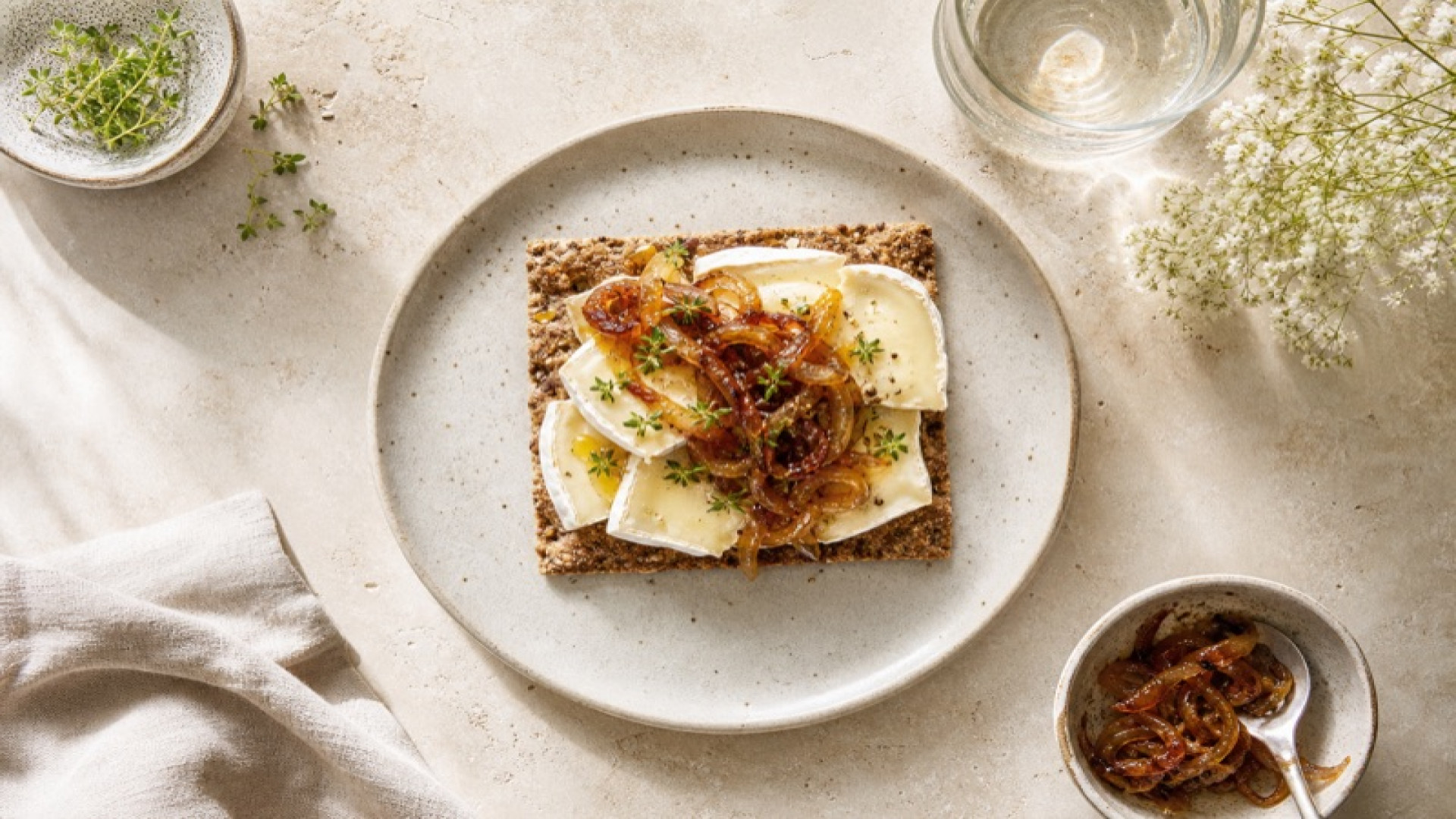 Geröstetes Knäckebrot mit Brie und karamellisierten Zwiebeln