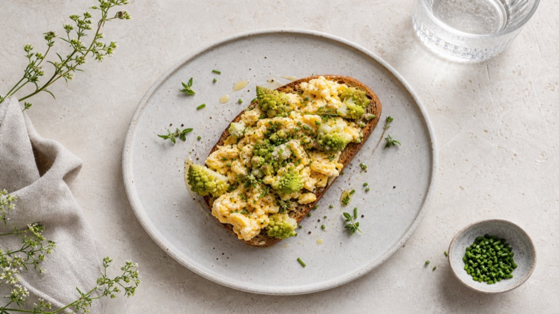 Geröstetes Weizenvollkornbaguette mit Rührei und Romanesco
