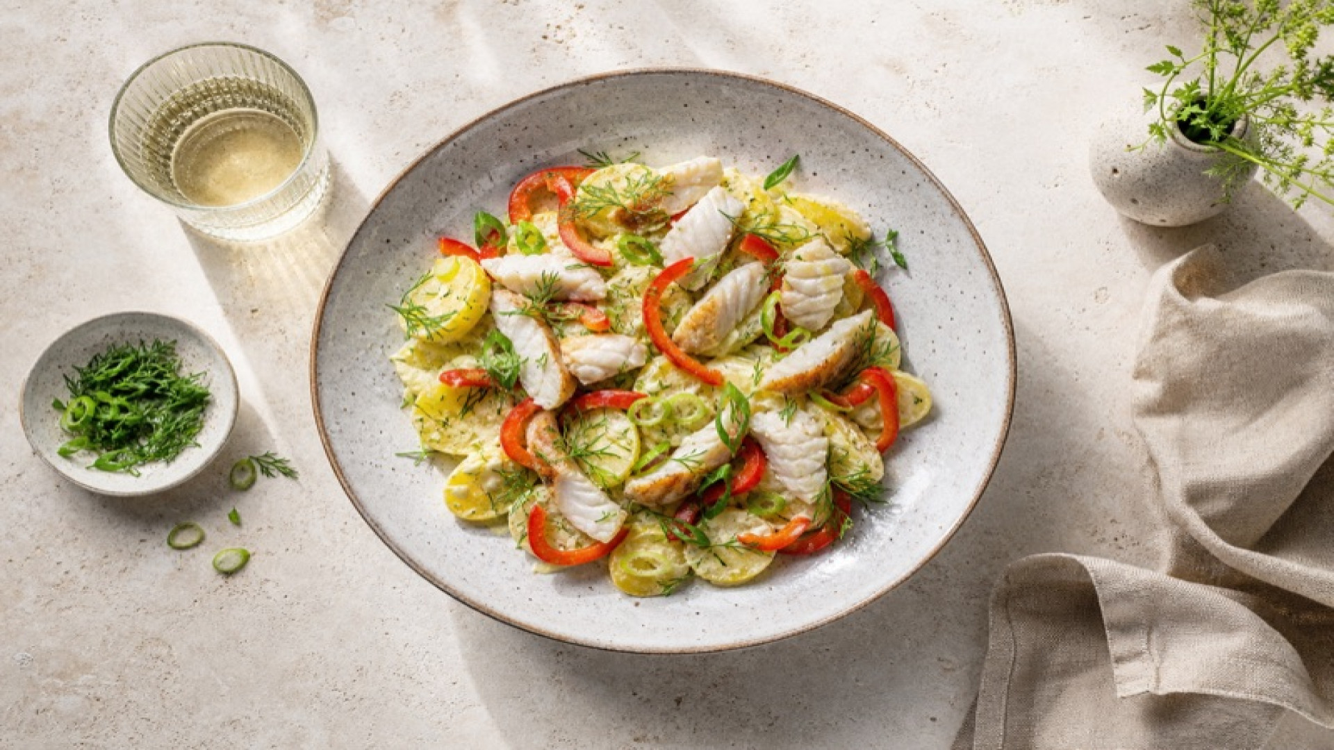 Geräucherter Zander-Kartoffelsalat mit Spitzpaprika